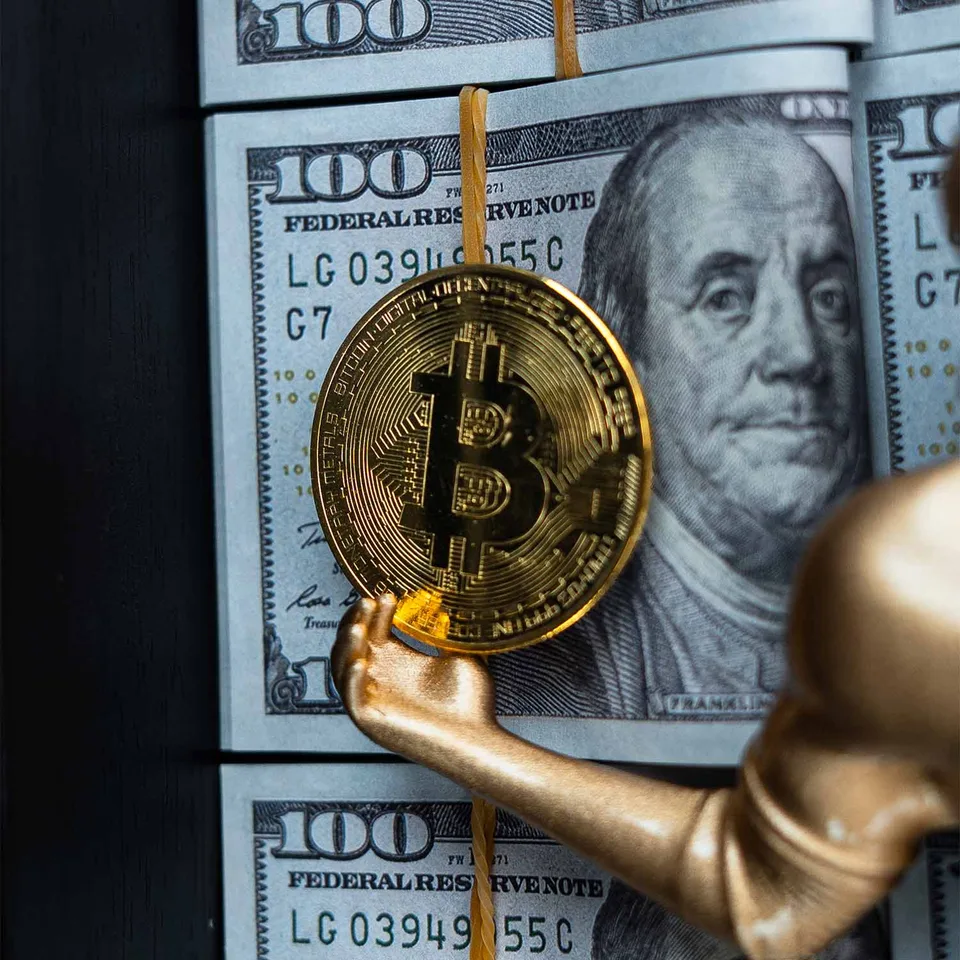 the crypto thrower — escultura dourada brilhante ouro
