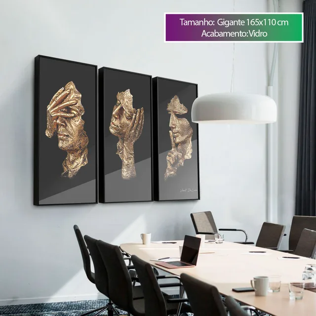 Trio Máscaras Sábias em sala de atendimento com mesa
