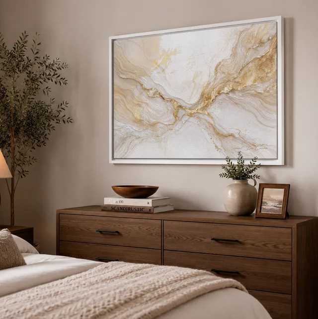 Quadro Nascente Dourada acima de cômoda de madeira no quarto