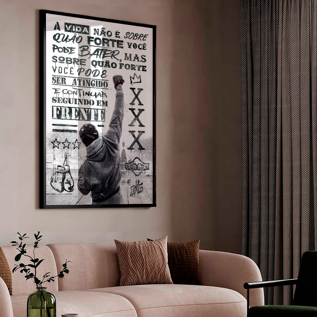 Quadro Rocky Balboa Grafite, de Craig, lutador de costas com o punho erguido e frase em estêncil, em sala com sofá rosado