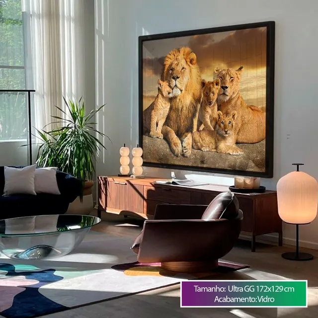 Quadro A Linhagem do Leão em sala com aparador de madeira e luminária