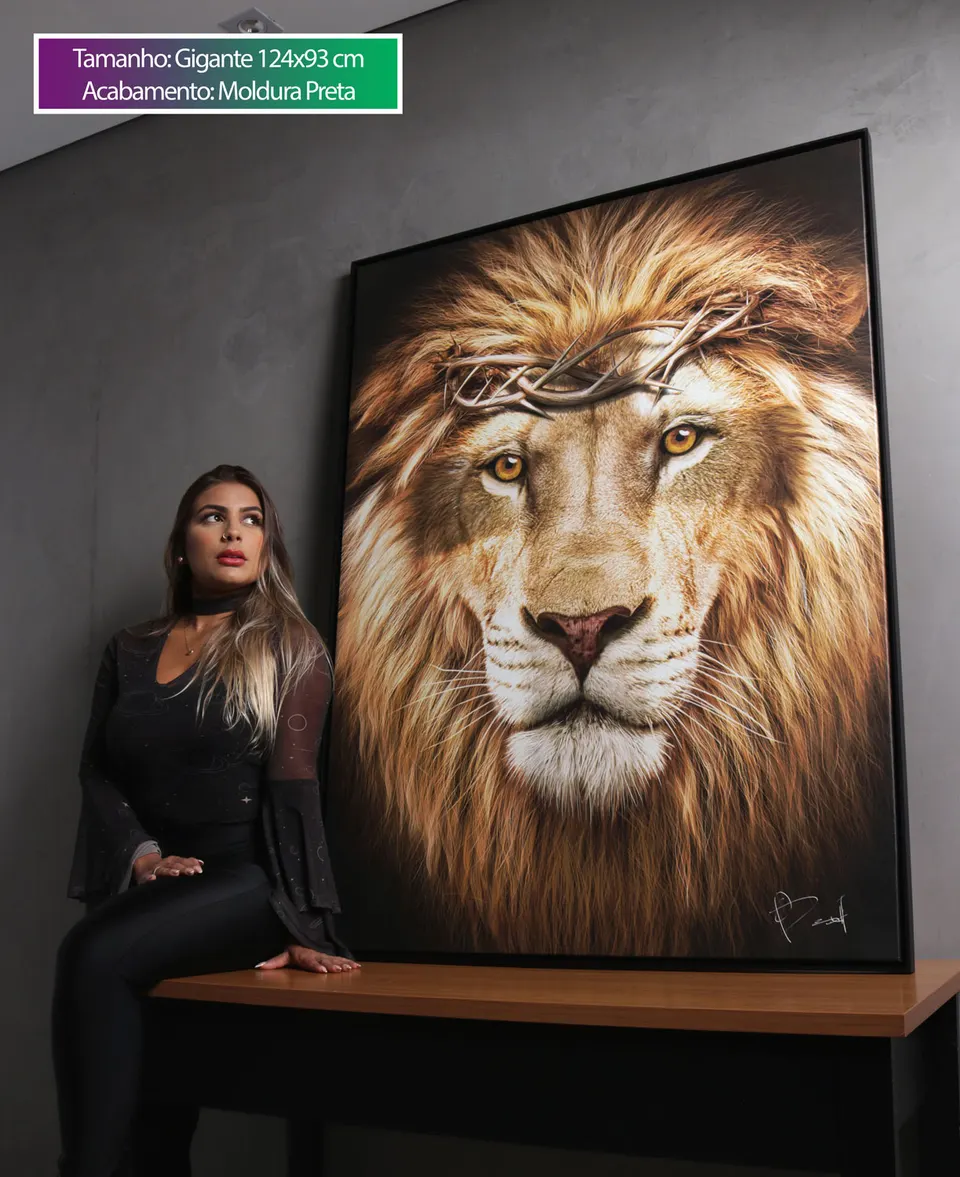 Quadro Leão de Judá ao lado de modelo em parede cinza