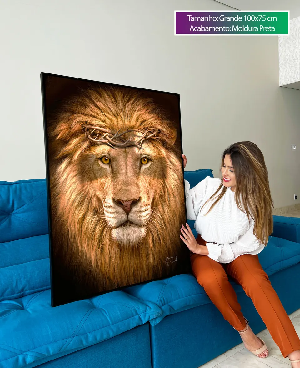 Quadro Leao de Judá ao lado de modelo na sala de estar
