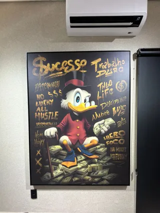 Quadro The Duck's Grafite Dourado na casa de Marcelo Tavares