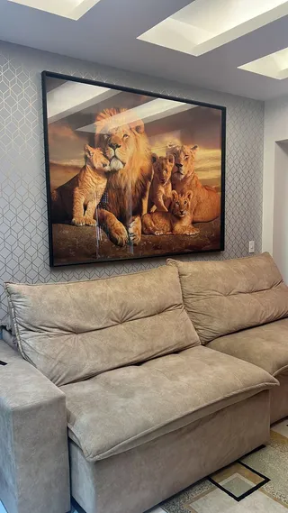 Quadro A Linhagem do Leão na casa de Adriana Coutinho