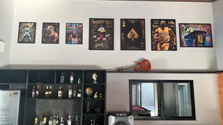 Quadro Cristiano Ronaldo Grafite Dourado na casa de Rodrigo Alves