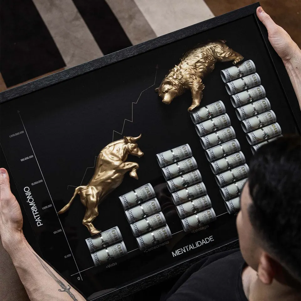 the golden financial chart of success — vista completa em parede de escritório