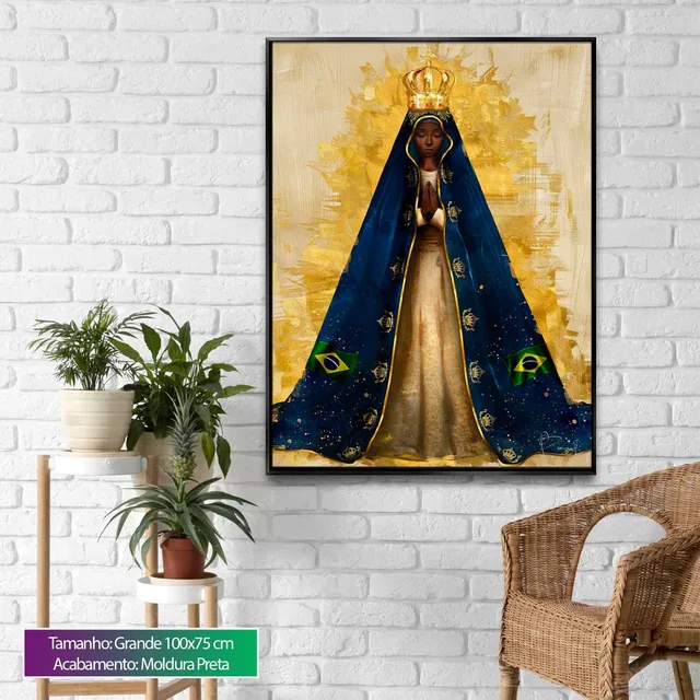 Quadro Divina Aparecida Strati D'Arte, de Benoit, com manto azul em triângulo e bandeiras do Brasil, em parede de tijolos brancos