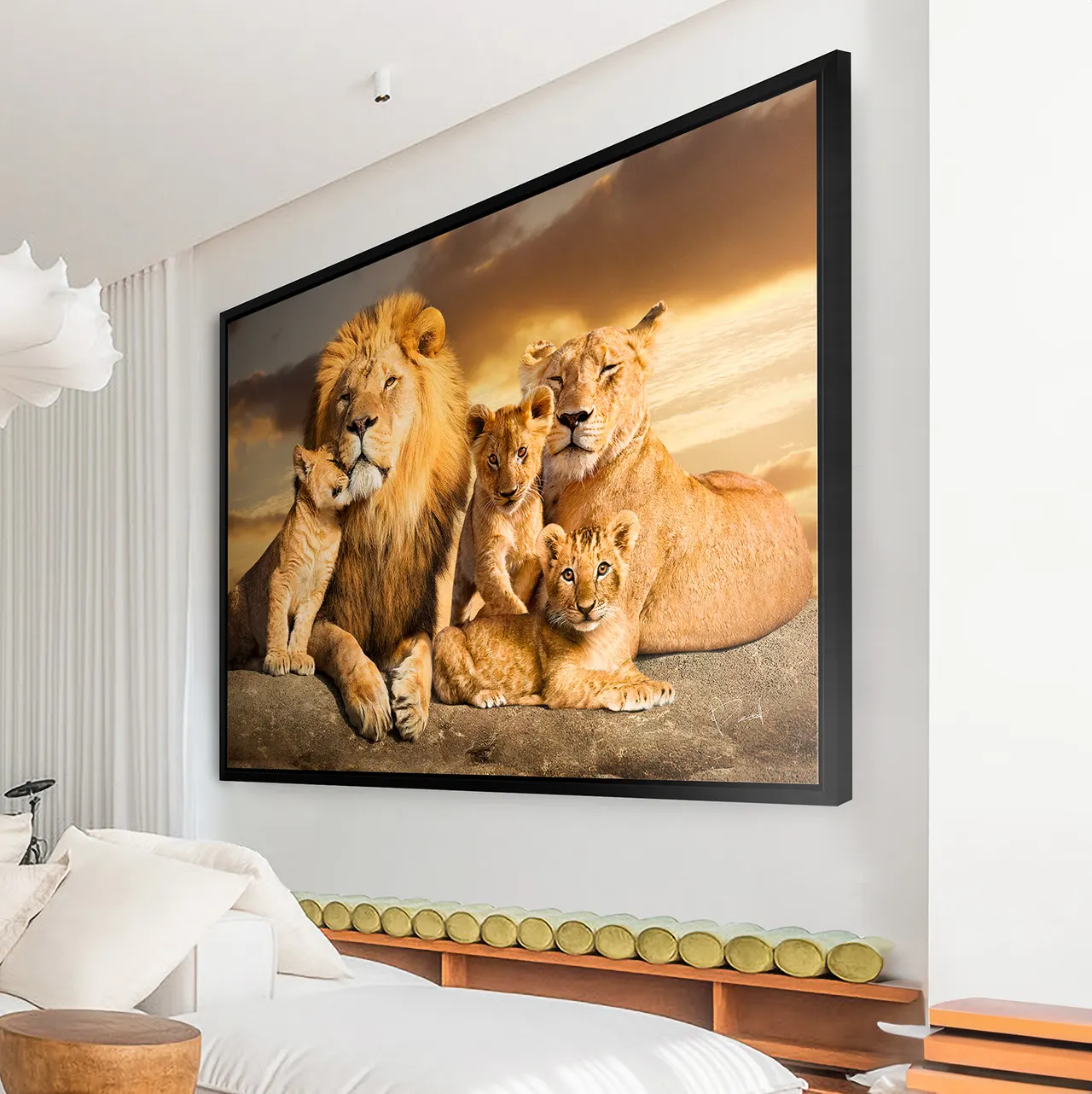 Quadro A Linhagem do Leão, de Benoit, leão, leoa e três filhotes ao pôr do sol, em parede branca