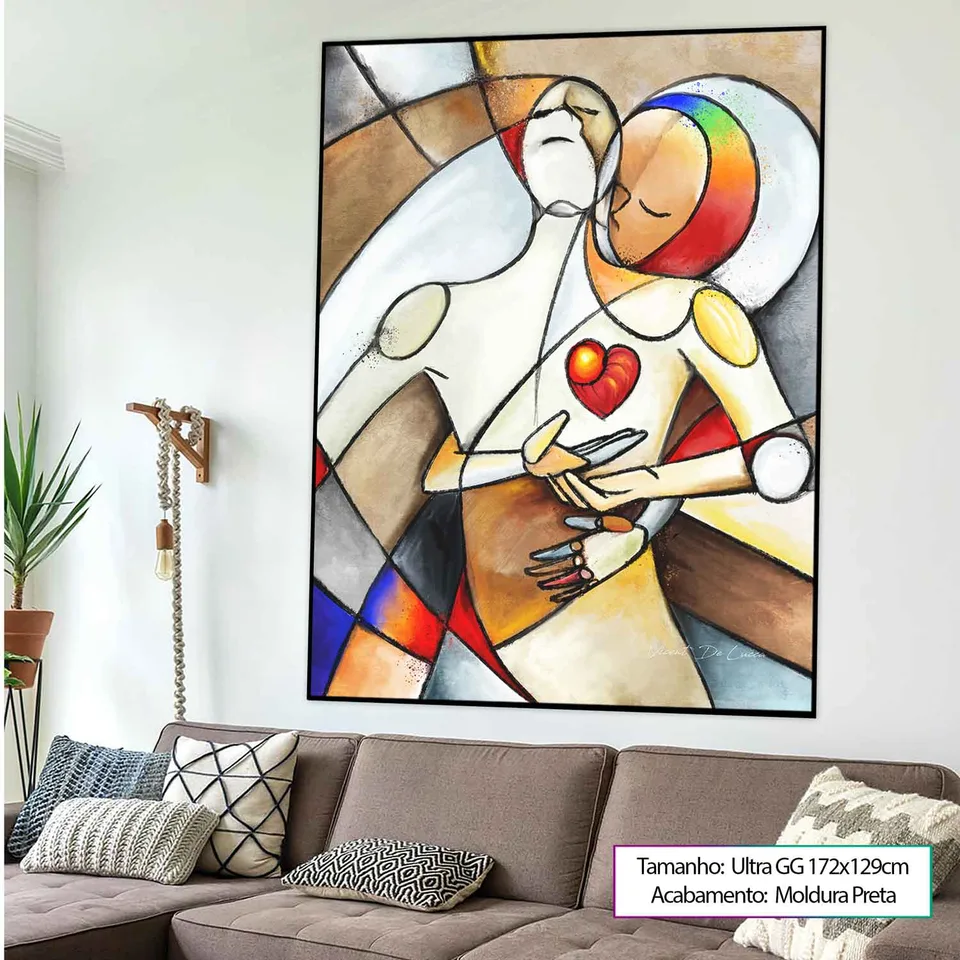 Quadro Encontro de Almas com moldura preta acima do sofá