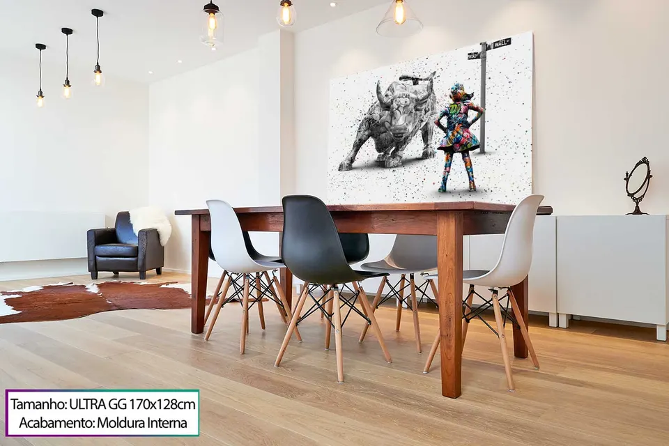 Quadro decorativo com touro de Wall Street e menina olhando para ele. Menina destemida grafite craig