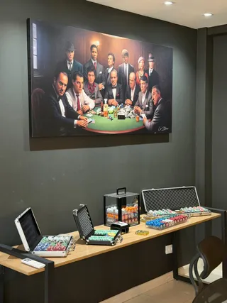 Quadro Clube dos Gangsters na casa de Eduardo Lima