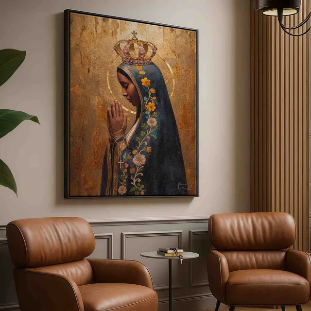 Quadro Nossa Senhora Aparecida Encanto Dourado acima de duas poltronas de couro