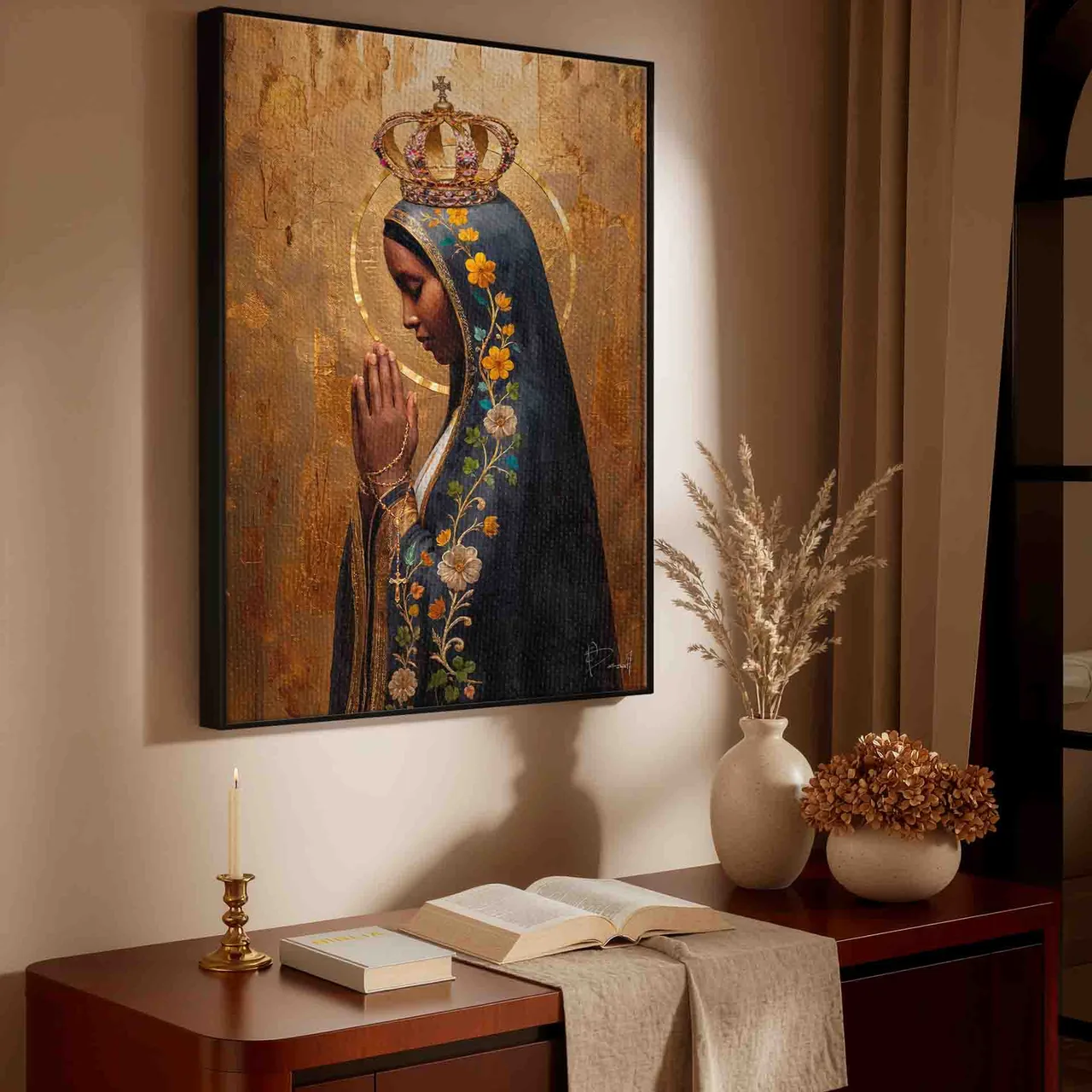 Quadro Nossa Senhora Aparecida Encanto Dourado, de Benoit, de perfil e em oração, acima de canto de oração com vela e Bíblia aberta