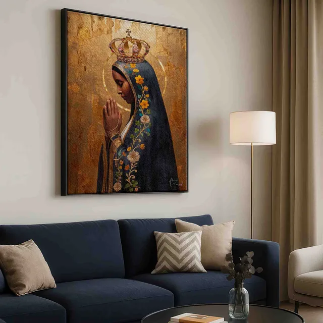 Quadro Nossa Senhora Aparecida Encanto Dourado acima de sofá azul-marinho