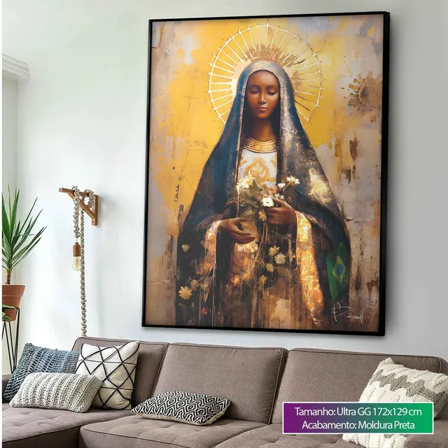 Quadro Nossa Senhora Aparecida Strati D'Arte acima de sofá cinza na sala de estar
