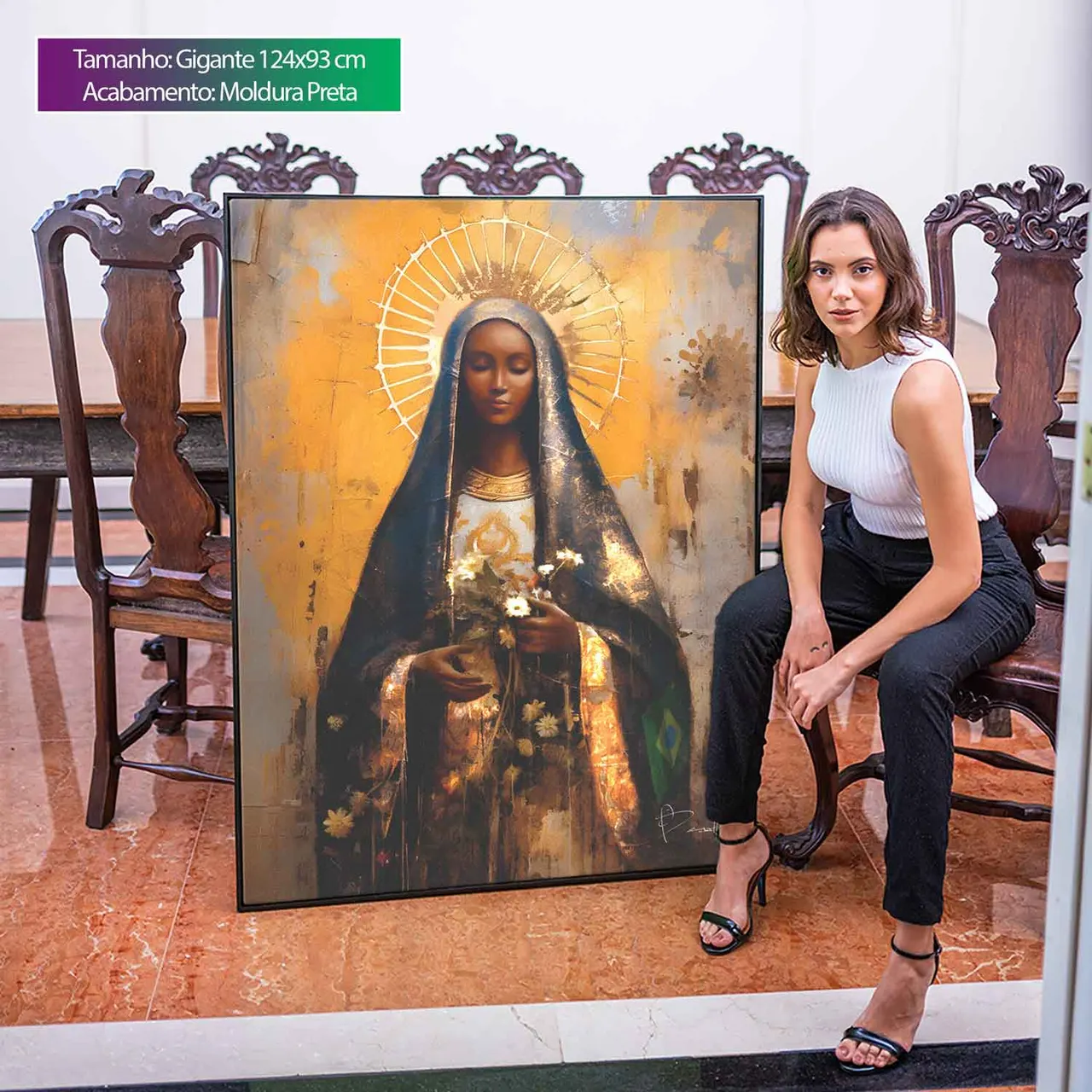 Quadro Nossa Senhora Aparecida Strati D'Arte, de Benoit, com auréola dourada e buquê de flores brancas, ao lado de uma mulher sentada, mostrando o tamanho Gigante