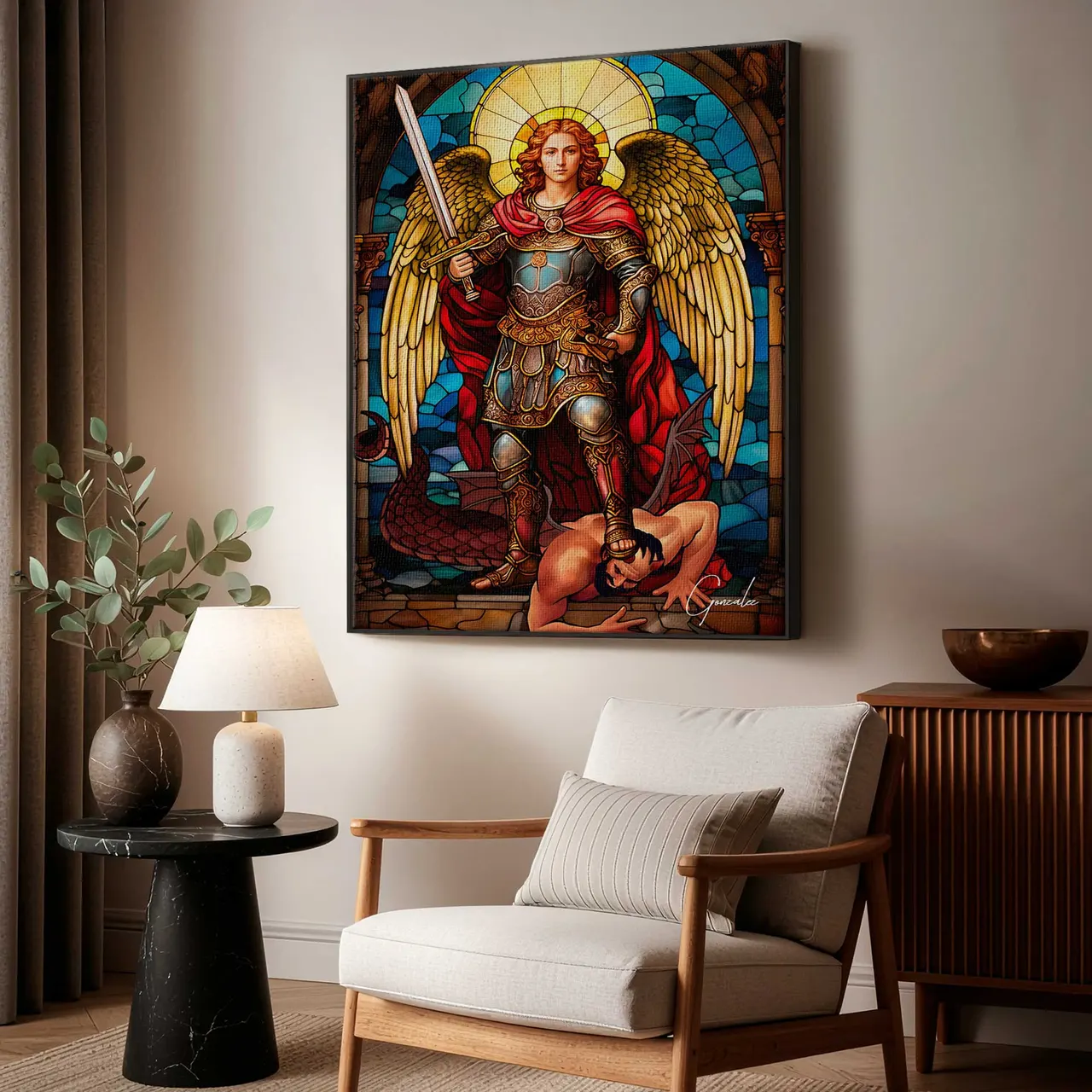 Quadro São Miguel Arcanjo, de Gonzalez, em estilo de vitral, acima de poltrona em sala clara