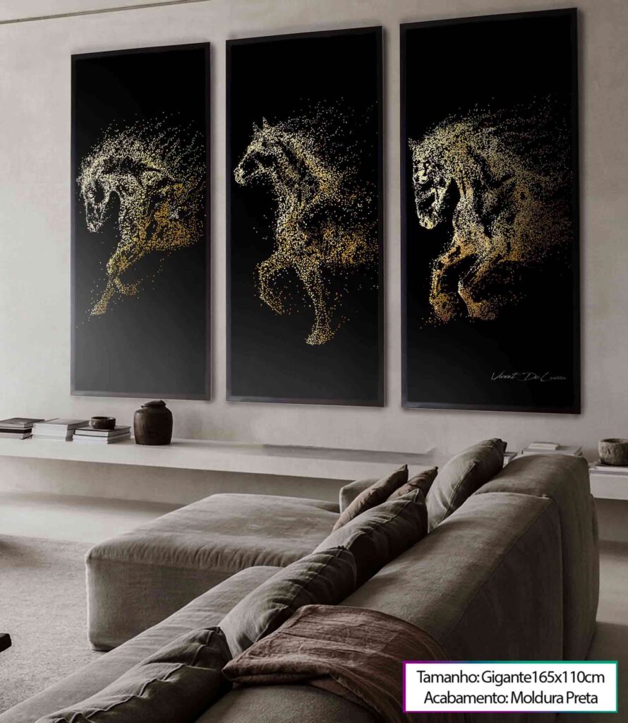 trio de quadros decorativos pretos e dourados com cavalos na parede da sala