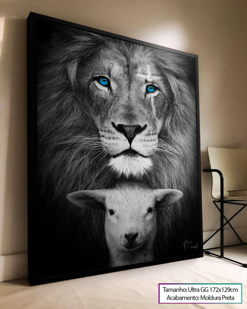 quadro decorativo grande escorado na parede da sala com arte de leão e cordeiro